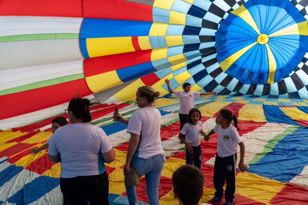 Com balões colorindo o céu, Castro dá as boas-vindas ao Festival da Primavera