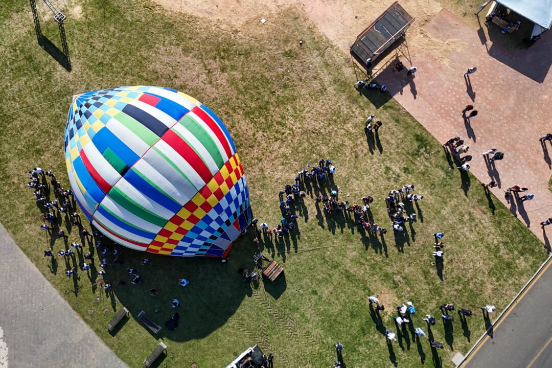 Com balões colorindo o céu, Castro dá as boas-vindas ao Festival da Primavera