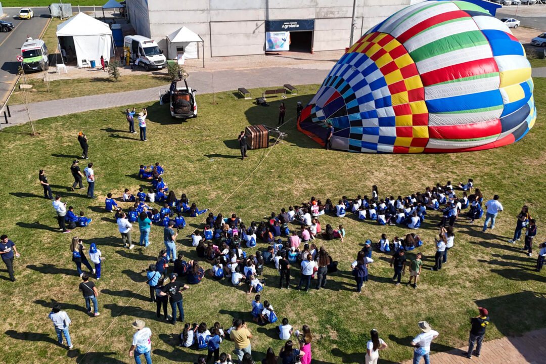 Com balões colorindo o céu, Castro dá as boas-vindas ao Festival da Primavera