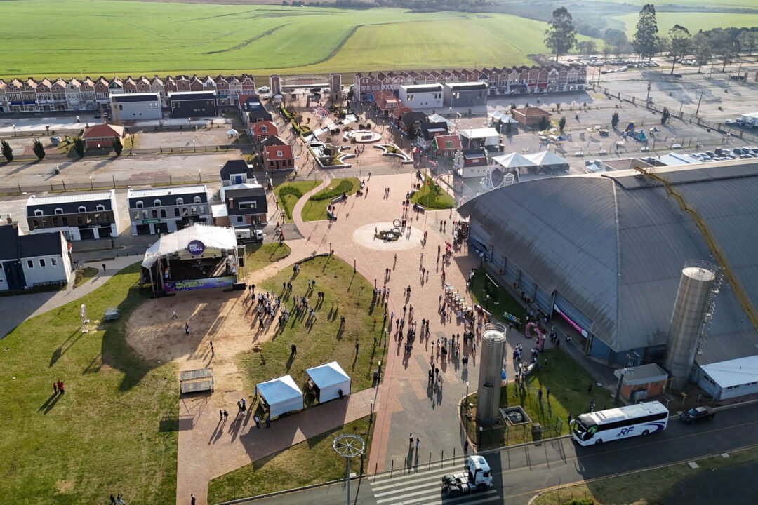Com balões colorindo o céu, Castro dá as boas-vindas ao Festival da Primavera