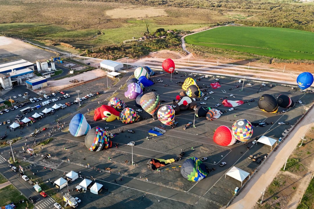 Com balões colorindo o céu, Castro dá as boas-vindas ao Festival da Primavera