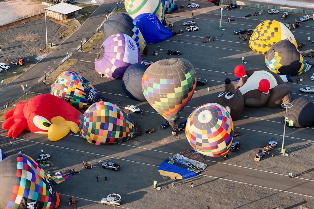Com balões colorindo o céu, Castro dá as boas-vindas ao Festival da Primavera