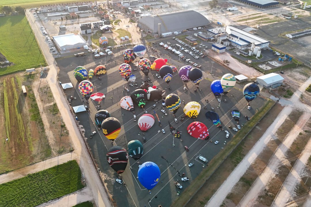 Com balões colorindo o céu, Castro dá as boas-vindas ao Festival da Primavera