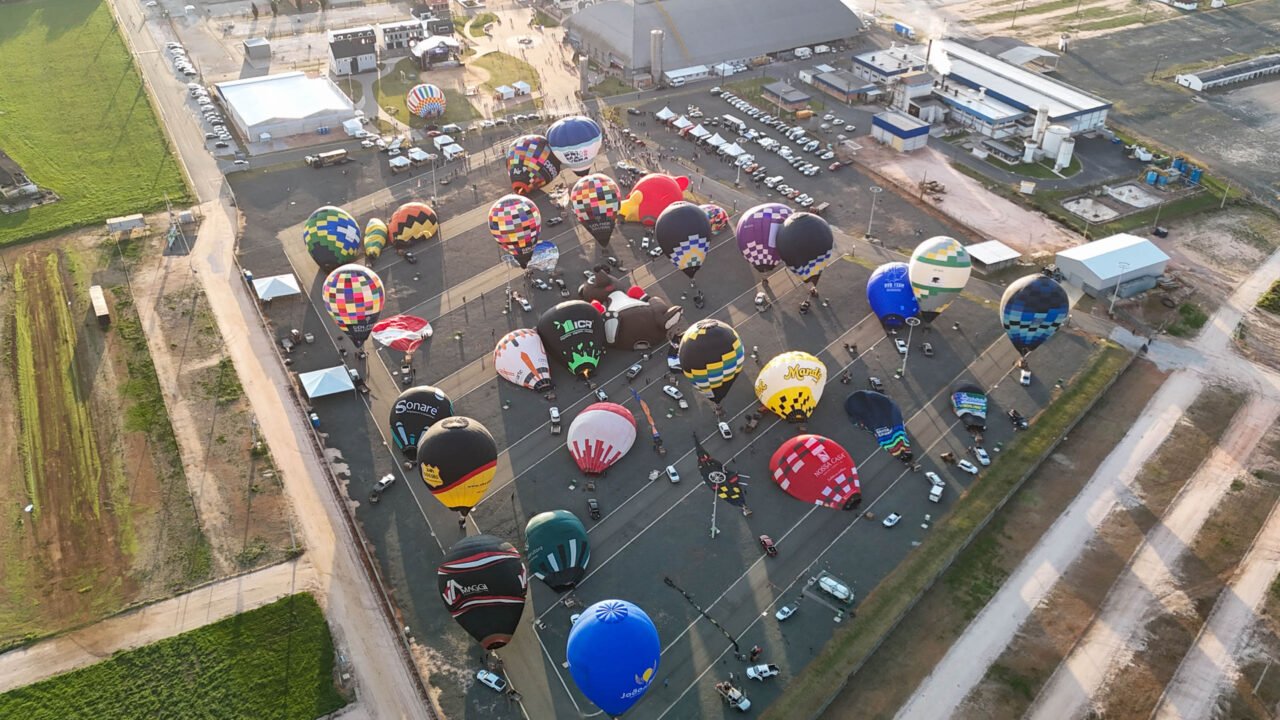 Com balões colorindo o céu, Castro dá as boas-vindas ao Festival da Primavera