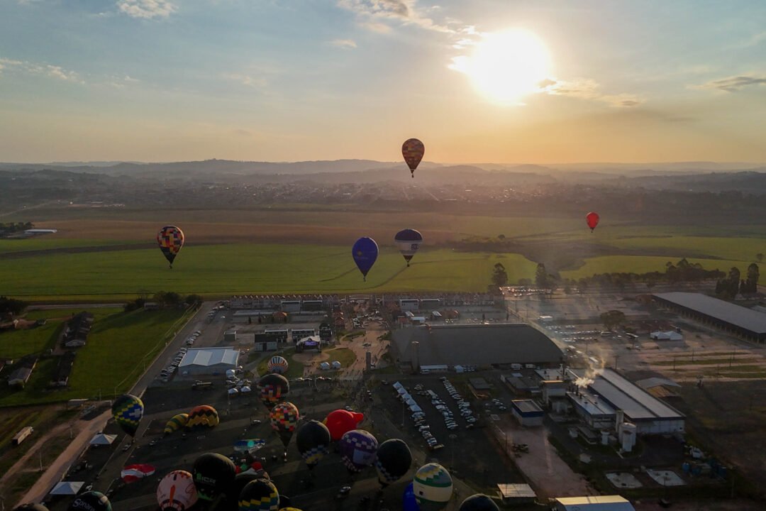 Com balões colorindo o céu, Castro dá as boas-vindas ao Festival da Primavera