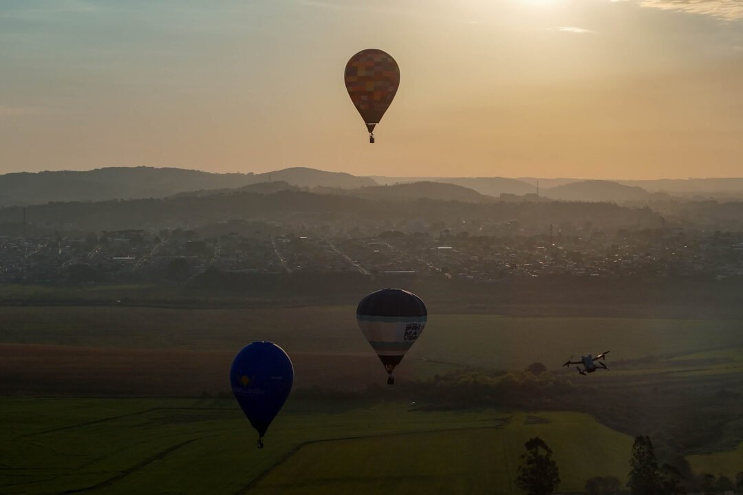 Com balões colorindo o céu, Castro dá as boas-vindas ao Festival da Primavera