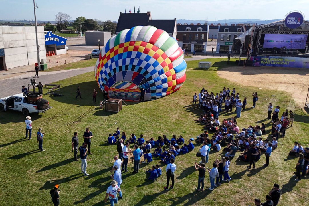 Com balões colorindo o céu, Castro dá as boas-vindas ao Festival da Primavera
