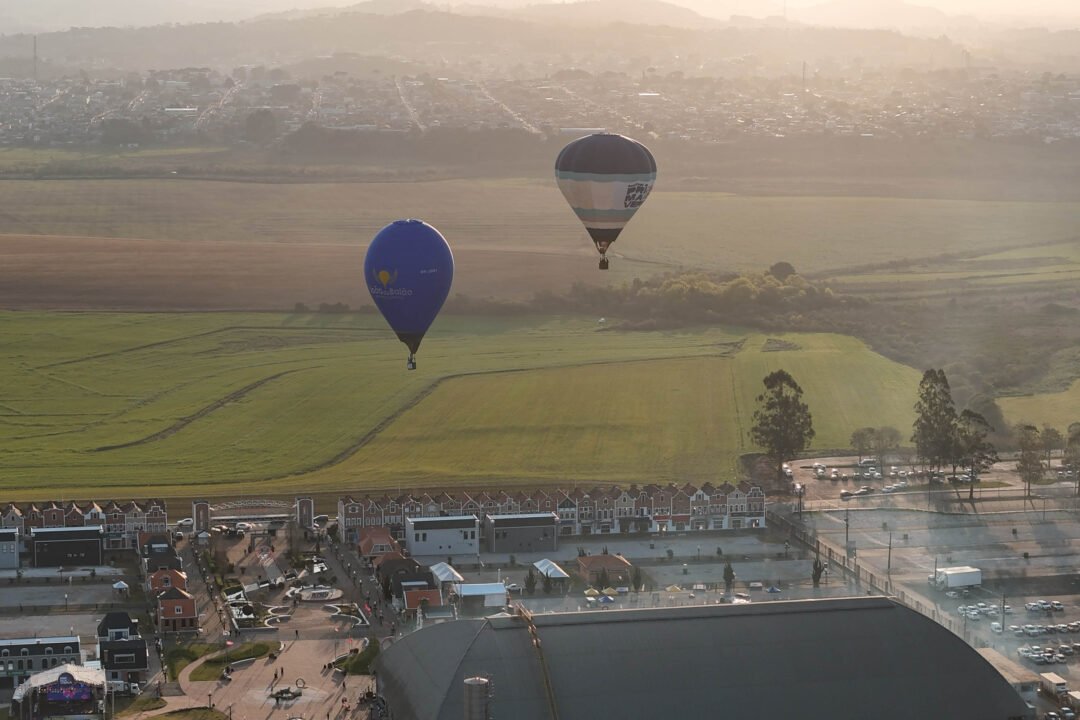 Com balões colorindo o céu, Castro dá as boas-vindas ao Festival da Primavera
