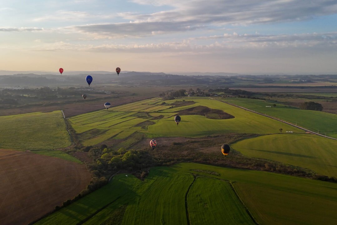 Com balões colorindo o céu, Castro dá as boas-vindas ao Festival da Primavera