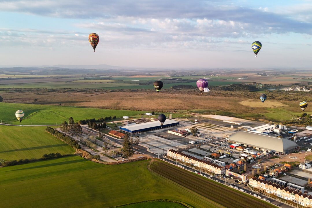Com balões colorindo o céu, Castro dá as boas-vindas ao Festival da Primavera