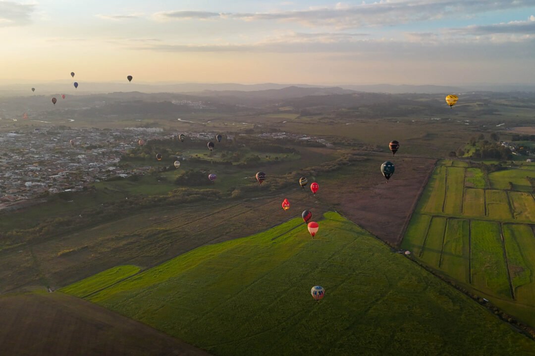Com balões colorindo o céu, Castro dá as boas-vindas ao Festival da Primavera