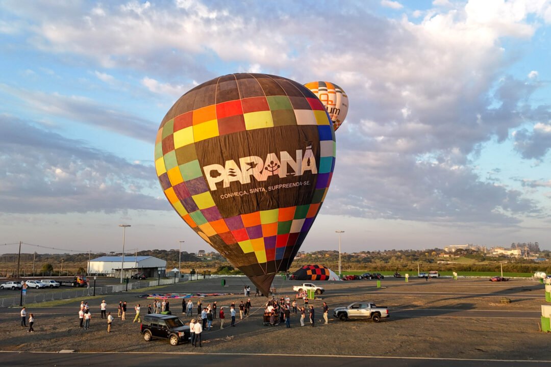 Com balões colorindo o céu, Castro dá as boas-vindas ao Festival da Primavera