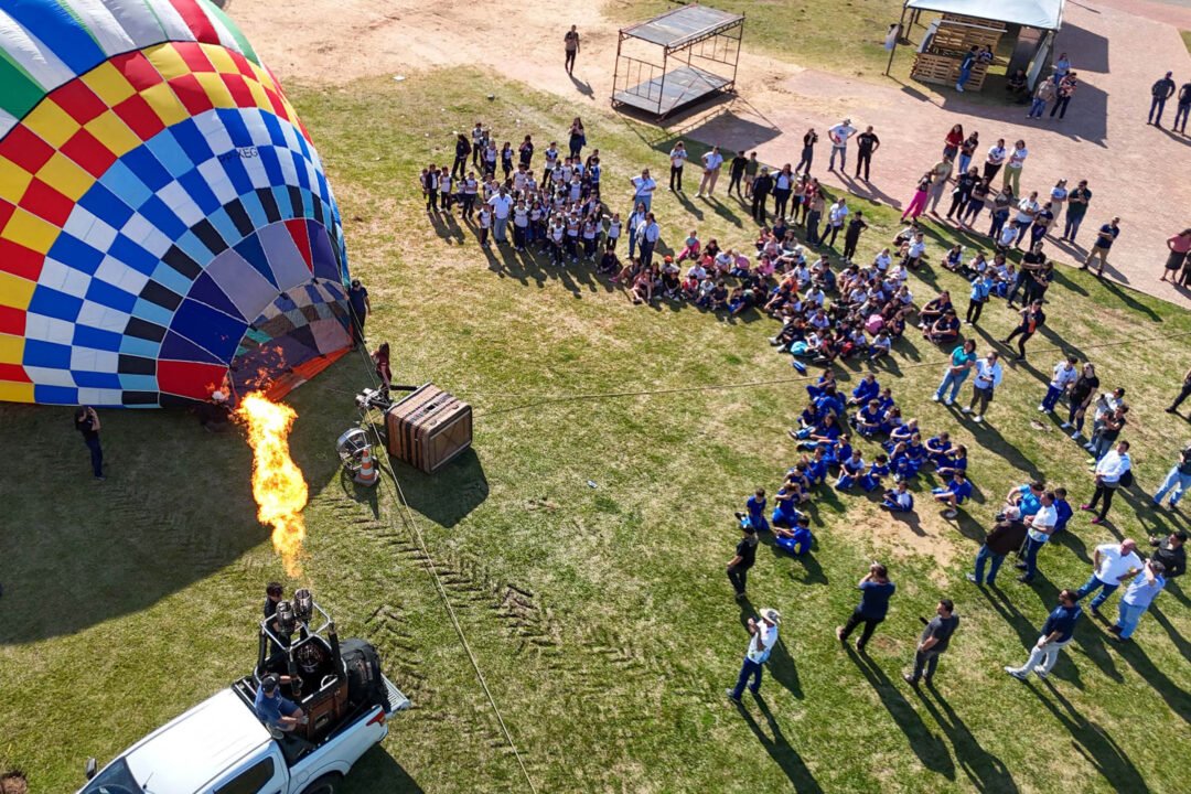 Com balões colorindo o céu, Castro dá as boas-vindas ao Festival da Primavera