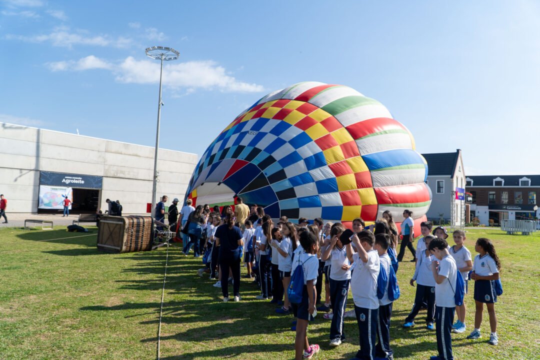 Com balões colorindo o céu, Castro dá as boas-vindas ao Festival da Primavera