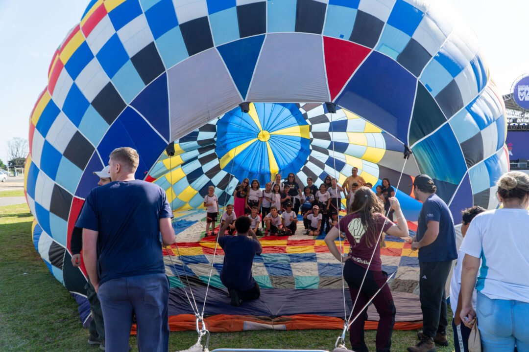 Com balões colorindo o céu, Castro dá as boas-vindas ao Festival da Primavera