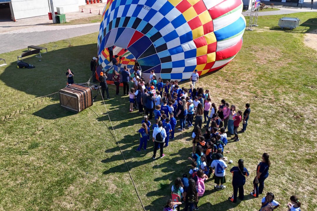 Com balões colorindo o céu, Castro dá as boas-vindas ao Festival da Primavera