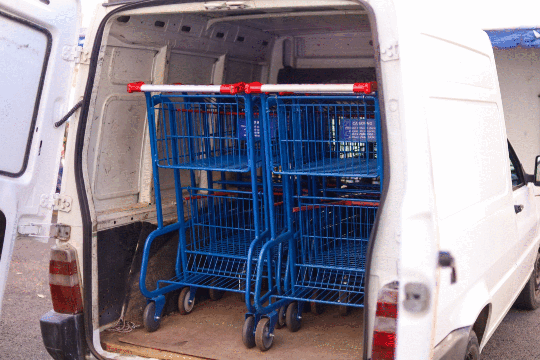 A Guarda Civil Municipal (GCM) de Maringá recuperou 154 carrinhos de supermercado que haviam sido furtados ou abandonados na cidade. A 'Operação Ordem Pública II' combate o uso desses equipamentos em atividades ilícitas e tem caráter permanente. Os carrinhos foram devolvidos aos estabelecimentos, que registraram boletins de ocorrência. A ação, segundo o secretário de Segurança Pública, visa manter a ordem e a segurança da população.