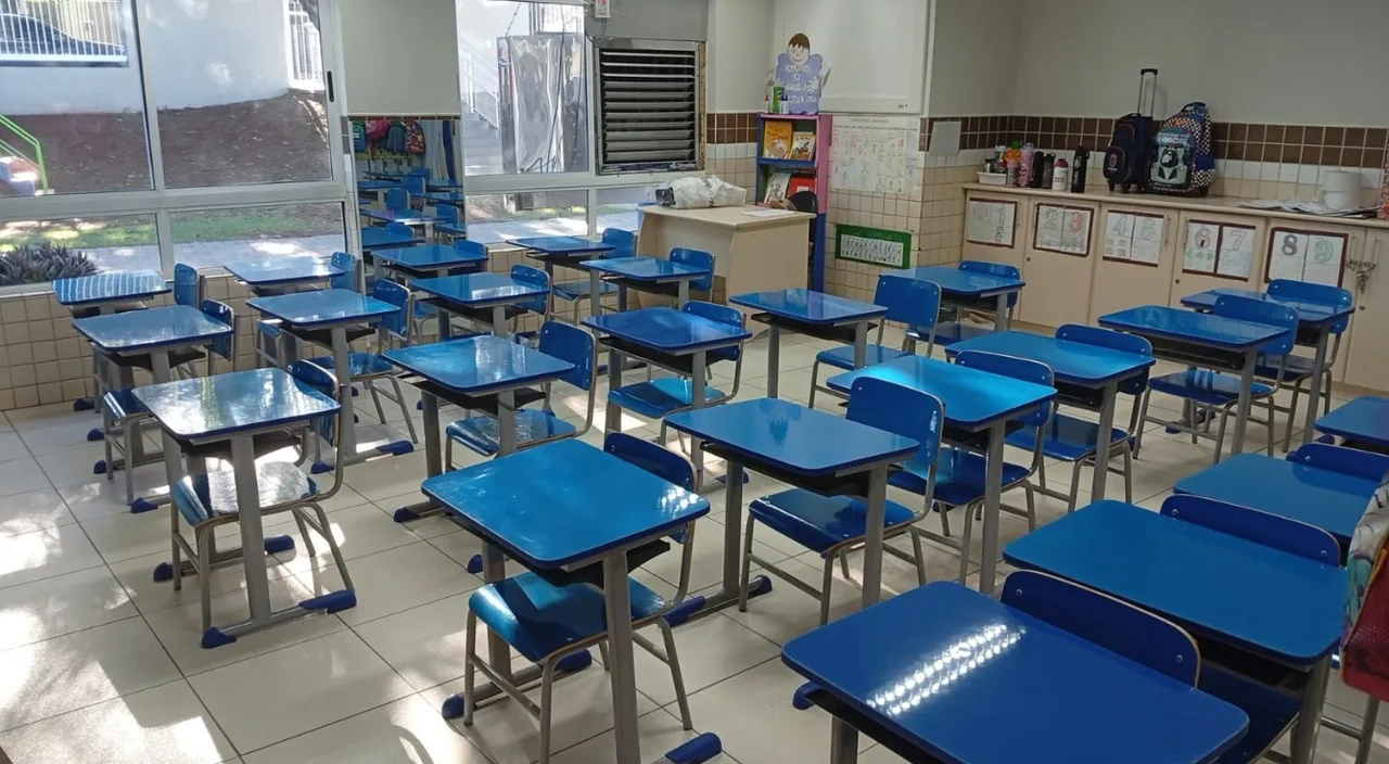 Novas carteiras escolares chegam a 29 unidades da rede municipal de ensino