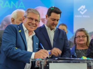 O Paraná iniciou o projeto Vida Nova, do Casa Fácil Paraná, com investimento de R$ 441 milhões para construir 2.452 moradias para famílias de áreas de risco em 65 municípios. O programa, com meta de 6 mil casas em 5 anos e aporte total de R$ 1 bilhão, visa realocar a população vulnerável e oferecer acompanhamento multidisciplinar para seu desenvolvimento socioeconômico. Além disso, o governo lançou novas modalidades habitacionais para idosos, agricultura familiar e regularização fundiária, fortalecendo a política de habitação no estado.