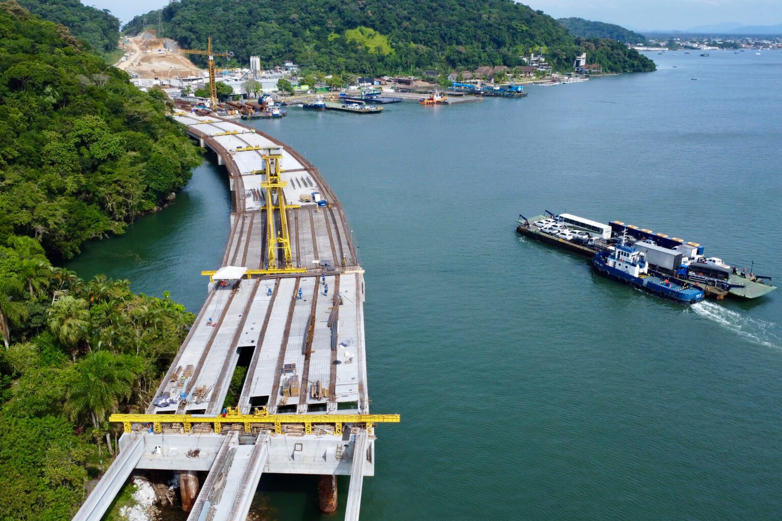 Avanços da Ponte de Guaratuba alcançam 55,7% de execução com investimento de R$215,5 milhões e conclusão prevista para abril de 2026.
