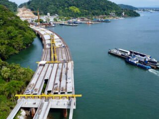 Avanços da Ponte de Guaratuba alcançam 55,7% de execução com investimento de R$215,5 milhões e conclusão prevista para abril de 2026.
