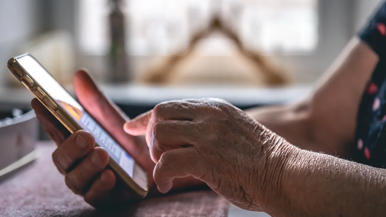 A oficina abordará temas práticos como uso do smartphone, WhatsApp, produção de fotos e vídeos, segurança digital, entre outros. (Credito: Freepik)