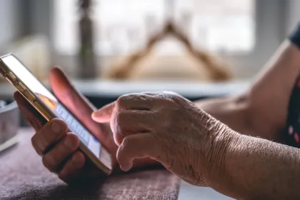 A oficina abordará temas práticos como uso do smartphone, WhatsApp, produção de fotos e vídeos, segurança digital, entre outros. (Credito: Freepik)