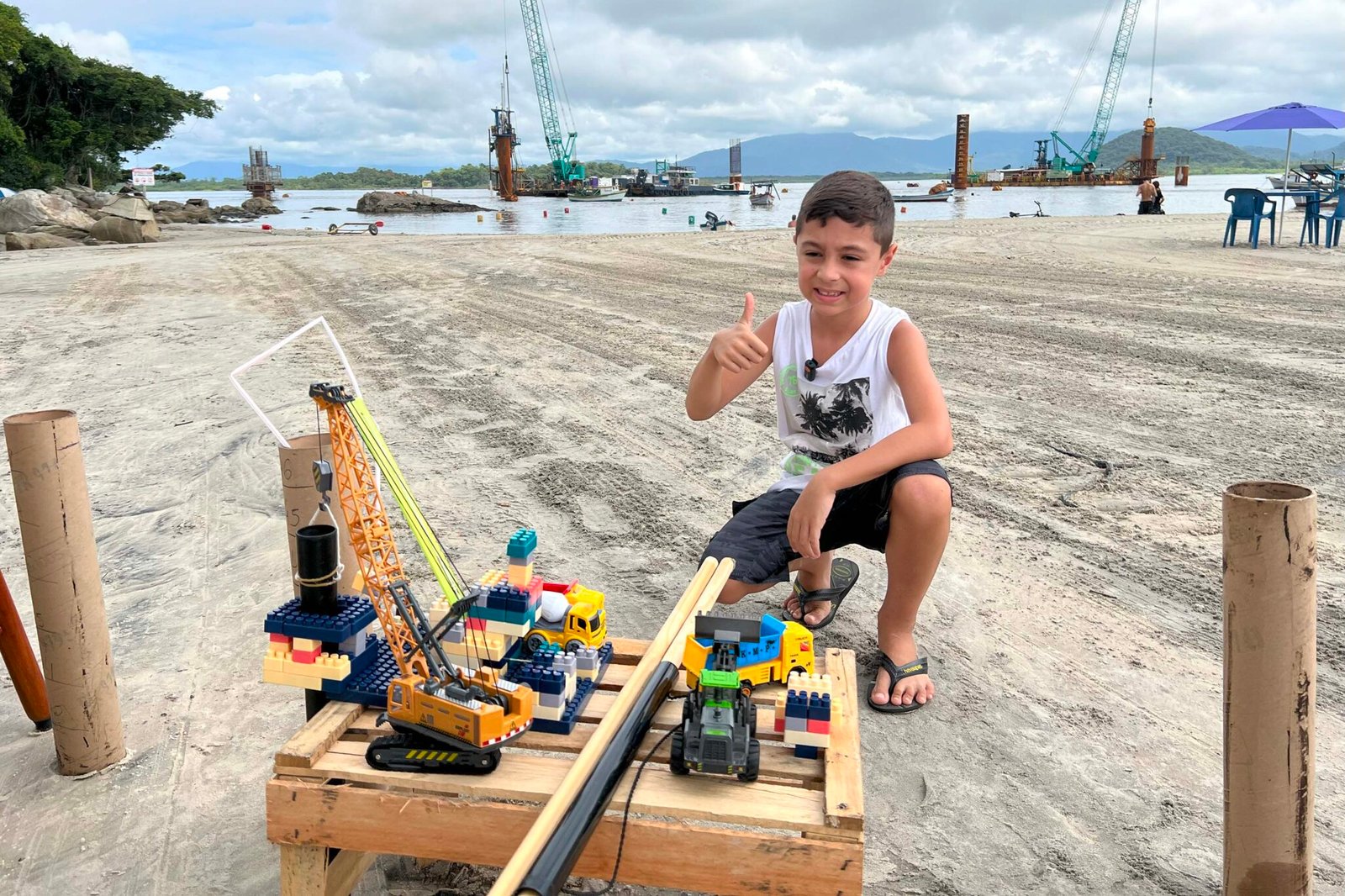 Felipe Benvinda Guszaki sonha ser engenheiro e cria réplica da Ponte de Guaratuba com brinquedos