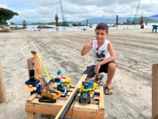 Felipe Benvinda Guszaki sonha ser engenheiro e cria réplica da Ponte de Guaratuba com brinquedos