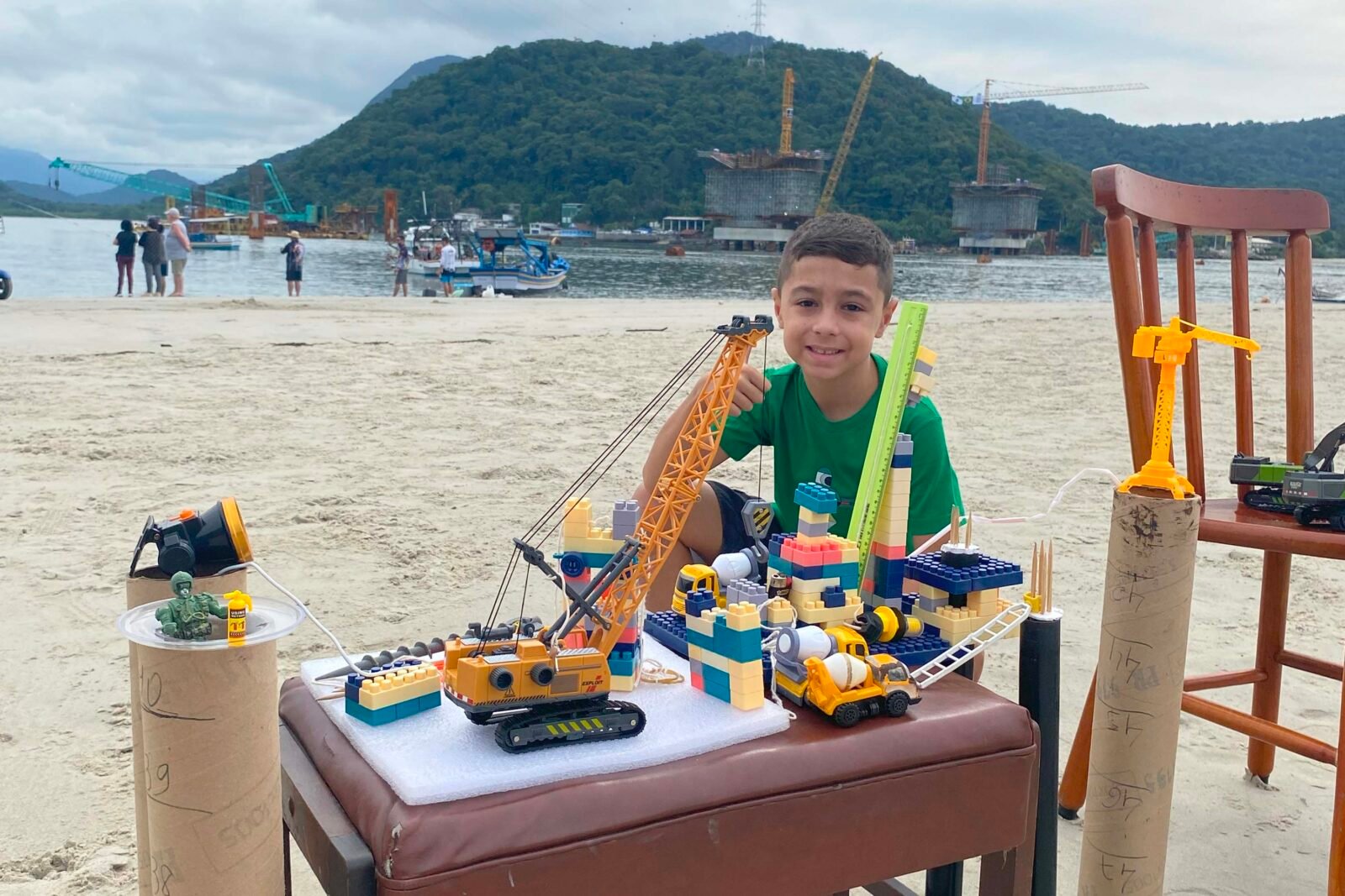 Menino sonha ser engenheiro e cria réplica da Ponte de Guaratuba com brinquedos