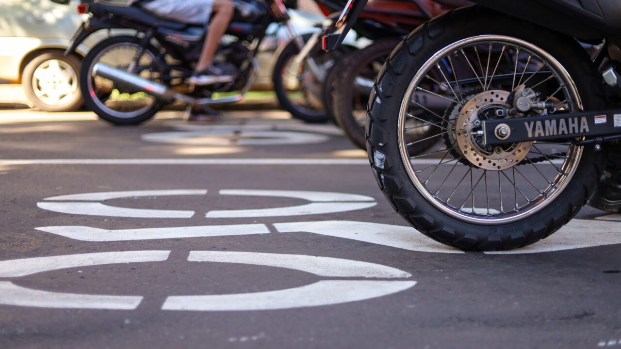 motocicletas com escapamentos irregulares