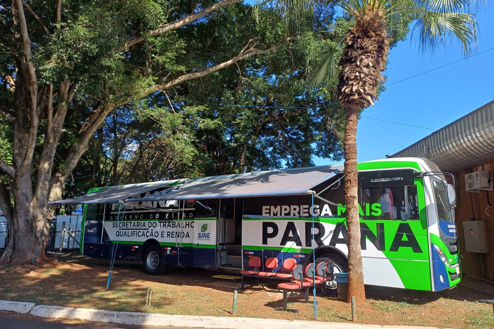 Ônibus Emprega Mais Paraná leva oportunidades à Expoingá 2025