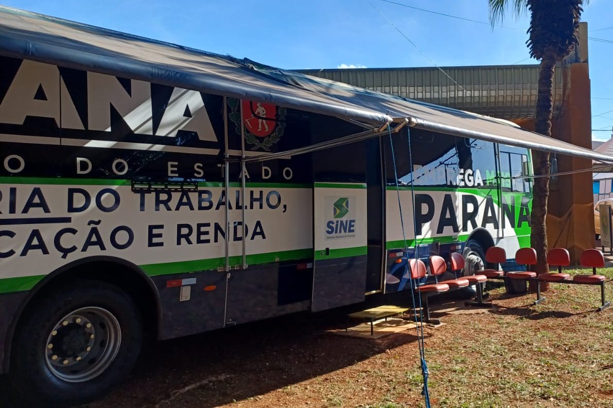Ônibus Emprega Mais Paraná está na Expoingá 2025