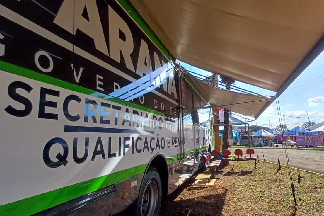 Ônibus Emprega Mais Paraná leva oportunidades à Expoingá 2025