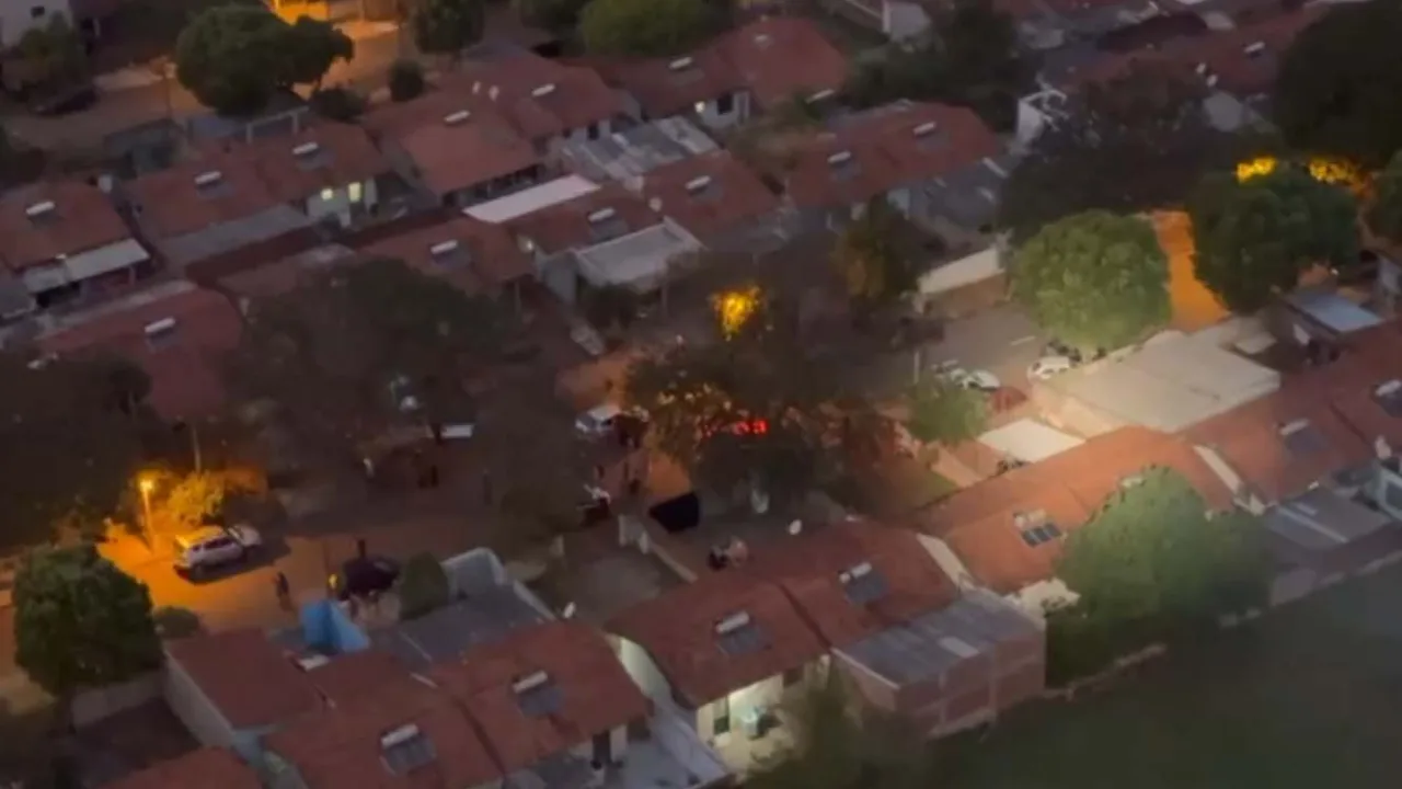 Mistério em cidade pacata: Operação policial prende trio e expõe teia de tráfico de drogas.