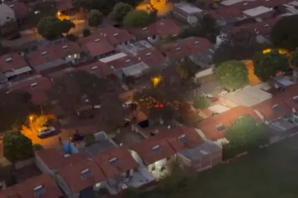 Mistério em cidade pacata: Operação policial prende trio e expõe teia de tráfico de drogas.