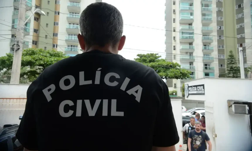 Empresas de telemarketing ligadas a um empresário condenado por estelionato são investigadas por fraudes no INSS. A Operação Sem Desconto revela esquema de descontos ilegais em benefícios previdenciários.