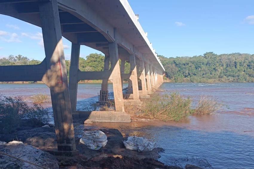 Ponte sobre o Rio Ivaí entre Floresta e Engenheiro Beltrão passa por reformas