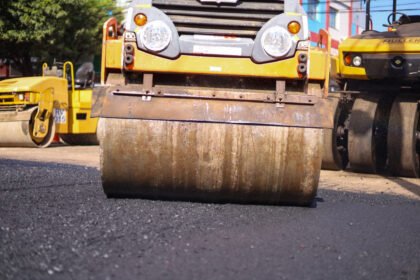 Prefeitura realiza recapeamento asfáltico no Jardim Paraíso