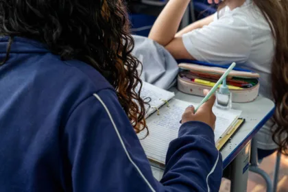 Enem 2026: possíveis temas da redação incluem IA e mudanças climáticas