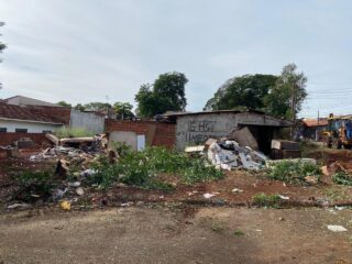 Secretaria de Limpeza Urbana, realizou na quarta-feira, 23, grande ação de limpeza em imóvel localizado no Parque Residencial Tuiuti