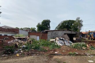 Secretaria de Limpeza Urbana, realizou na quarta-feira, 23, grande ação de limpeza em imóvel localizado no Parque Residencial Tuiuti