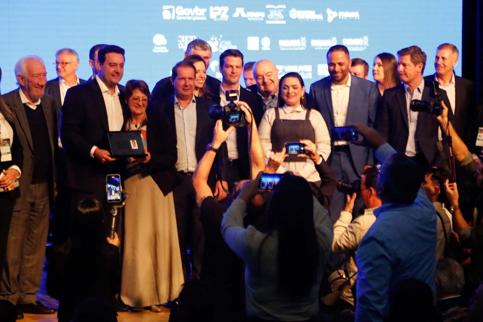 Ratinho Junior destaca parceria com municípios na posse da nova diretoria da AMP