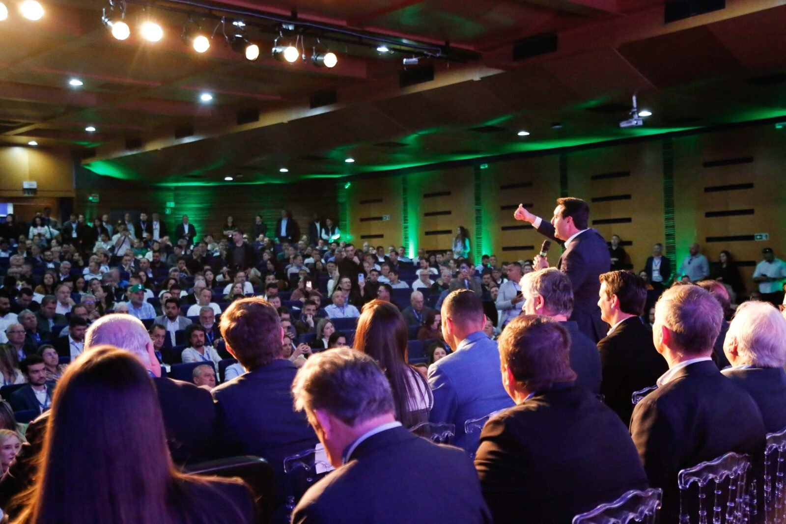 Ratinho Junior destaca parceria com municípios na posse da nova diretoria da AMP