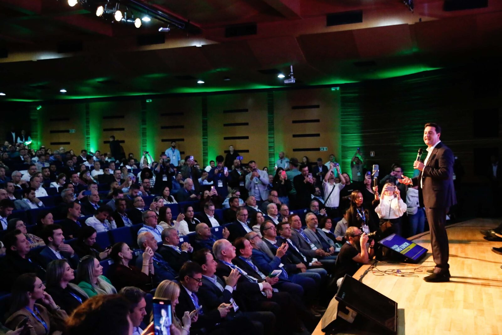 Ratinho Junior destaca parceria com municípios na posse da nova diretoria da AMP