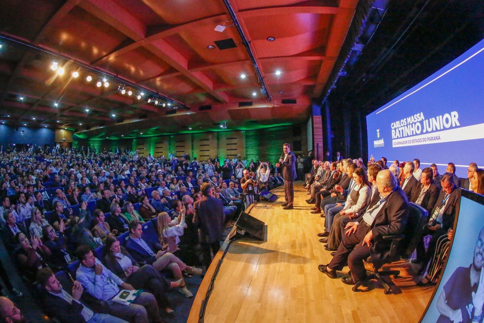 Ratinho Junior destaca parceria com municípios na posse da nova diretoria da AMP