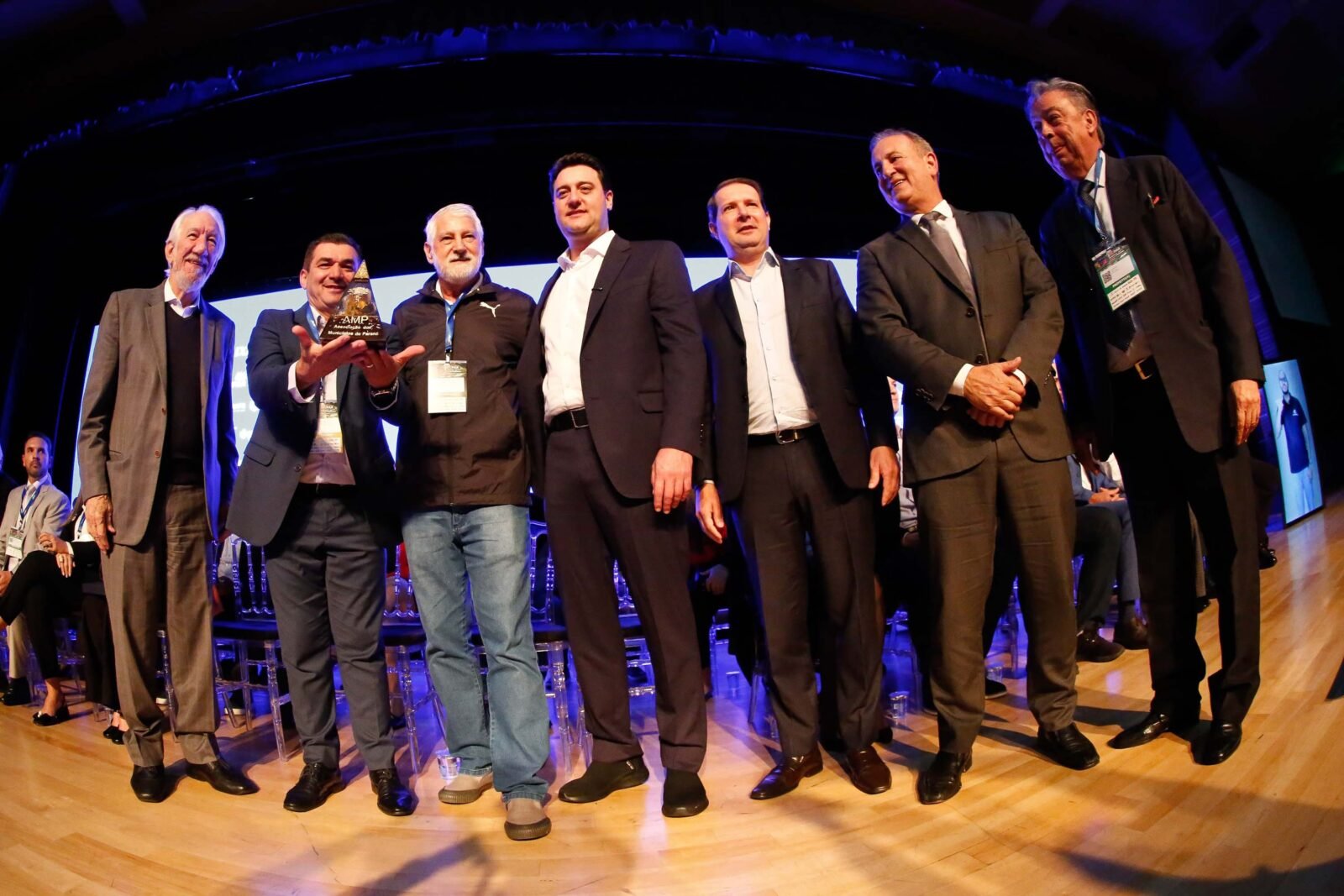 Ratinho Junior destaca parceria com municípios na posse da nova diretoria da AMP