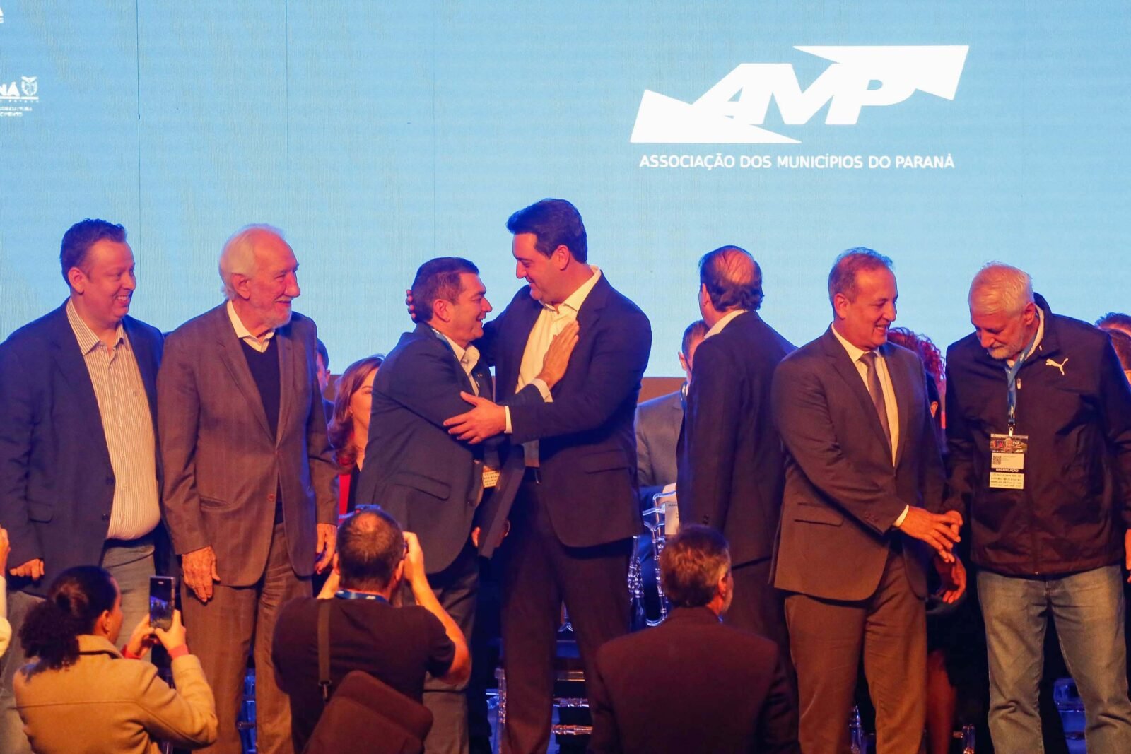 Ratinho Junior destaca parceria com municípios na posse da nova diretoria da AMP