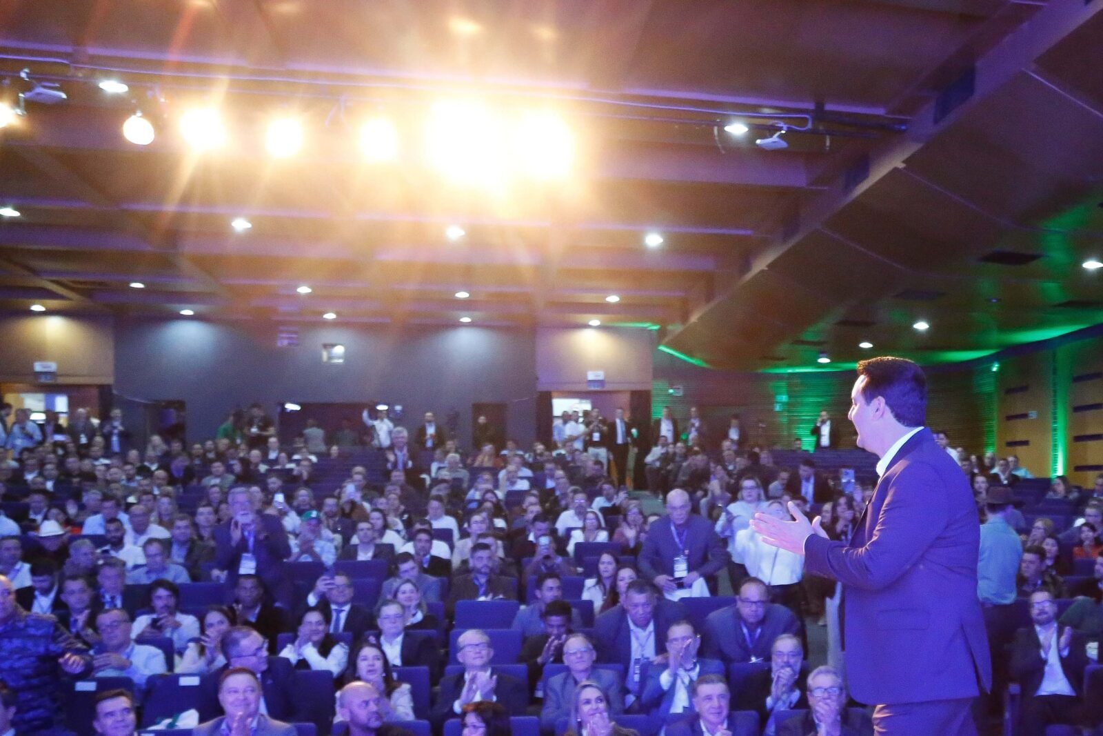 Ratinho Junior destaca parceria com municípios na posse da nova diretoria da AMP