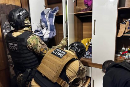 Polícia deflagra operação contra grupo investigado por comércio ilegal de armas